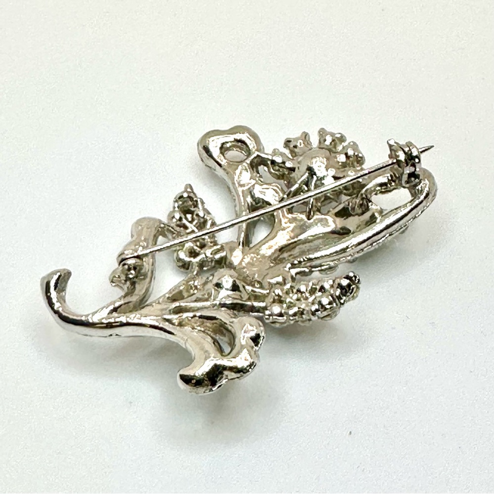 VINTAGE - Ornate Rhinestone Brooch with Intricate Floral Design - Picture 7 of 10